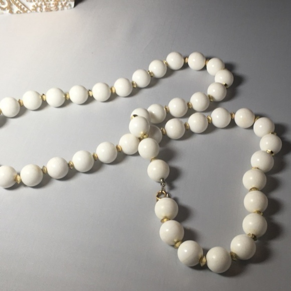 Necklace white bead double knotted
